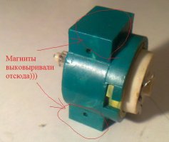 У меня была в детстве))) Вроде питание получала от квадратной батарейки. Потом была "За рулем-2", у которой стойки передвигались(какое-никакое разнообразие). Но это быстро наскучило и мы с товарищем взяли лист фанеры  обклеили бумагой, нарисовали дороги целого городка, приклеили разрисованные трафареты домов вдоль дорог, разукрасили газончики, асфальт и.т.д. В качестве машинок использовали черные магниты из моторчиков от раздолбаных игрушек(луноходы, машинки, катера, автомат "огонек"). Даже сделали мост на высоту магнитика. Затем ставили эту конструкцию центром на край стола и крутили вокруг оси. Сверху клали 2 магнитика (один преступник, второй догоняет) Снизу прижимали магнитики и понеслась погоня. Вот это был интерактив. Чуть до драки не доходило, кто будет преступником))) Эх детство, детство...     Может кто запилит пост про Моторчики?