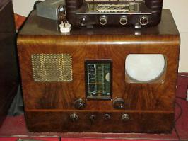 С телевизором лажа какая то. Если исключить из текста "кудесника" Маркони, то на картинке телевизор с электронной разверткой работающий по принципу Заворыкина, но в 36 году таких диагоналей кинескопов несуществовало, а большая часть телевещания (еще на начало войны) осущетвлялась на приемники с механической разверткой выглядел английский телевизор Baird Televisor 1930 года так. А маркони Murphy A58V, 1938 год так