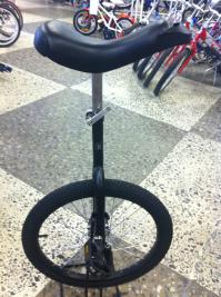 Рама, цепь, спицы колёс. Сопутствующие детали - каретка и задняя втулка. (Колеса тоже содержат кучу посредников - упростить).
ТРИС требует непосредственных участников - Колеса, седло, педали и руль.
Колесо и руль объединить (две детали - функция одна), педали и колесо обьединить (та же причика). Седло и раму обьединить (рама как нистранно - лишняя деталь, в процессе участия непринимает). Вот из этих требований создается новый высокотехнологичный велосипед. И согласно законам ТРИСа он будет создан рано или поздно. При этом - главное(!) функциональность страдать недолжна, поэтому вот это - не предлагать.