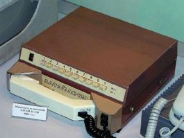 Первый мобильный телефон ?
Я вас умоляю!
Рабочий образец 1957. Куприянович Л.И
И Мобильная система "Алтай" разработка 1958 г.
Это не радиоудлиннители, это именно абонентские радио телефоны.