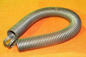 думаю всем знакома такая пружина. ставилась раньше на двери в магазинах, парадных, подъездах. многие помнят какой звук она издавала. еще по пружине палкой треснишь и изменяя натяжение по средствам открывания и закрывания двери звук менялся.  думаю ничего нового он не придумал, просто придал этому форму. но в целом не плохо..