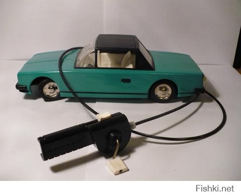 хочу предложить еще такие игрушки. скорее всего помнят многие. радиоуправляемые авто. дорогие игрушки были. у меня был танк у которого руль на пульте ломался. гоночная формула спорт, почему то батареек не было. там в пульте и в самой машине были батарейки карунд, от кроны не работала почему то. ну и последняя машинка из моего детства это с пультом с ручкой, ручку крутишь и машинка едет. всем добра и приятный воспоминаний.