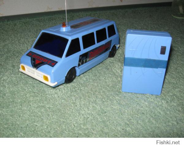 хочу предложить еще такие игрушки. скорее всего помнят многие. радиоуправляемые авто. дорогие игрушки были. у меня был танк у которого руль на пульте ломался. гоночная формула спорт, почему то батареек не было. там в пульте и в самой машине были батарейки карунд, от кроны не работала почему то. ну и последняя машинка из моего детства это с пультом с ручкой, ручку крутишь и машинка едет. всем добра и приятный воспоминаний.