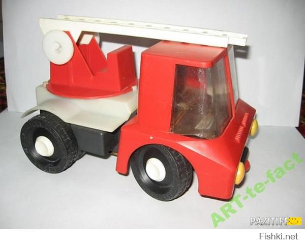 хочу предложить еще такие игрушки. скорее всего помнят многие. радиоуправляемые авто. дорогие игрушки были. у меня был танк у которого руль на пульте ломался. гоночная формула спорт, почему то батареек не было. там в пульте и в самой машине были батарейки карунд, от кроны не работала почему то. ну и последняя машинка из моего детства это с пультом с ручкой, ручку крутишь и машинка едет. всем добра и приятный воспоминаний.