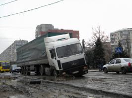 Это не обочечник. Это пару лет назад в Одессе на ул.Паустовского такая дорога была.Вот еще с того же места.