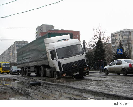 Это не обочечник. Это пару лет назад в Одессе на ул.Паустовского такая дорога была.Вот еще с того же места.
