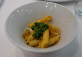 Глядя на эти порции, вспомнилась фраза из мультика : "Обожруся, и помру молодой".