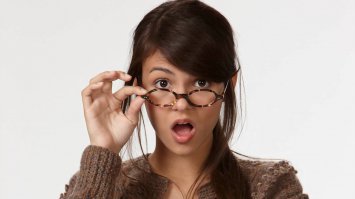 Вот эта молодая особа более всего удивляет,нельзя так рот открывать..