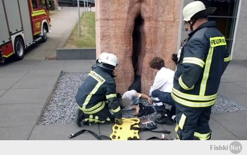 Курьезный инцидент произошел в немецком городе Тюбинген. Американский студент, приехавший в Германию по обмену, забрался внутрь гигантской скульптуры в виде вагины и долго не мог оттуда вылезти. Для того, чтобы извлечь молодого человека на свет божий, потребовалась помощь 22 пожарных,