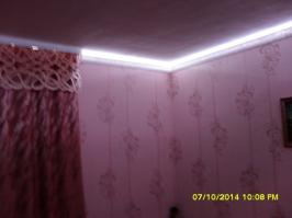 Это в другой комнате.Лента RGB с драйвером управления,всё НАВИГАТОРОВСКОЕ.Работает более двух лет.