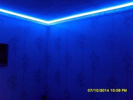 Это в другой комнате.Лента RGB с драйвером управления,всё НАВИГАТОРОВСКОЕ.Работает более двух лет.