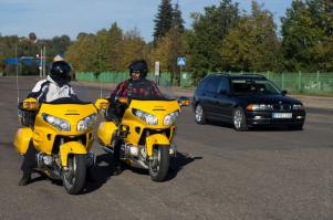 двое, я и отец, путешествовали много раз, с этими баиками только на хороших дорогах, позопрошлом году побывал в Украине там дороги ужас! После пришлось передьние амортизаторы перебирать, сальники, и шток менять.