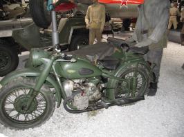 До того как он стал советским, он был немецким мотоциклом... и после войны завод был собран на урале. Фото военного мотоцикла вермахта из музея Зинсхайм