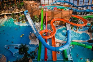 У нас в Питере есть весьма неплохой аквапарк "Питерлэнд", кстати. Сумасшедших горок там нет, но он большой, новый и красивый.