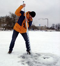 Не далее как в прошлый вторник при мне мужик хотел провезти в самолете пилу для льда - очень удивлялся, что его не пускают. Я сказал, что если его пустят, то я не полечу )))