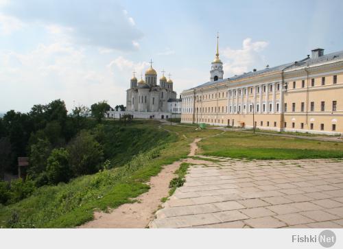 А у меня похожая фотка есть. Это город Владимир, перед Дмитриевским собором, вид на Успенский собор и Палаты.