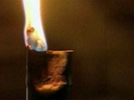 Кота сюда, но не с лампой а с масляной коптилкой, сделанной из гильзы снаряда. Типа вот такой.