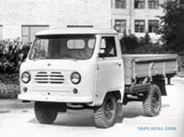 Автор, ты, видимо, малолетка. Вот так выглядел первый УАЗ. В интернете лень тебе было, видимо, порыться, а я ещё такие на дорогах помню.