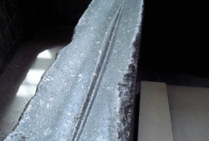 Не правда, я писал общедоступную информацию об инках, это инки жили без колеса. Египтяне знали колесо и успешно его применяли, например в своих колесницах. Не нужно не до оценивать свойства бетона. Тем более когда речь идёт не о сотнях, а тысячах лет. За это время, могут окаменеть даже кости. 
Если вы посещали Каирский египетский музей, то наверняка заметили, что многие изделия, имеют дефекты, которые говорят о том, что это не работа по камню, а рисунок нанесённый штукатуркой под гранит или вот на фото саркофага виден (брак) оттиск который не будет ни кто специально аккуратненько выдалбливать из монолита. Конечно, если бы это был след котика на бетоне саркофага, всё было бы более наглядно :)
Я это к чему. Человечество многое умело и сейчас тоже очень даже многое может. Не нужно в простом искать сложное. Современные небоскрёбы, с технологической точки зрения, построить намного сложнее, чем туже пирамиду. Другой вопрос, кто заплатит за ещё одну пирамиду, хоть та будет скажем в 2 раза выше пирамиды Хеопса.