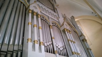 А это вид органа внутри и снаружи. Все трубки выполнены из спрлава свинца, кроме низкочастотных (басов), те сделаны из дерева. 
Валмиера, Латвия. Церковь св.Симаня (Svētā Sīmaņa)