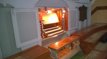 А это вид органа внутри и снаружи. Все трубки выполнены из спрлава свинца, кроме низкочастотных (басов), те сделаны из дерева. 
Валмиера, Латвия. Церковь св.Симаня (Svētā Sīmaņa)