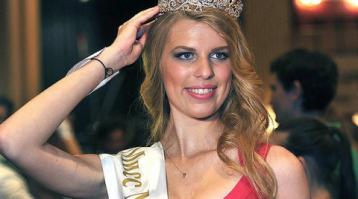 Что-то такое с красавицами происходит ...