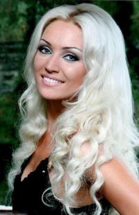 Вся голова сильно покрашена, включая волосы, посмотреть бы, что там под штукатуркой спряталось.