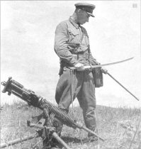 Красноармеец с трофеем