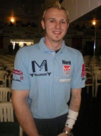 А где здесь фотошоп? То, что у парня разные по размеру руки - так он просто армреслер. У них такое бывает.