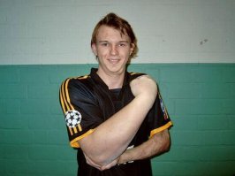 А где здесь фотошоп? То, что у парня разные по размеру руки - так он просто армреслер. У них такое бывает.