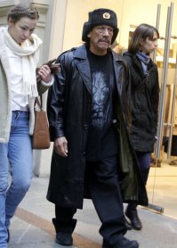 Вот ведь проказники какие, как умеют снимать,  сколько с ним фильмов смотрел, но только по этой фотке понял что рост то  у него не ахти какой. Ну молодцом в общем.