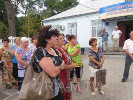 МНЕ НАДОЕЛО СМОТРЕТЬ ПО ТВ 
НА ЖЕНЩИН УКРАИНЫ - они, типа,
недовольны, что их сыновья и мужья
воюют на Востоке без хорошего оружия.
голодные и неодетые!
А, ЕСЛИ БЫ ИХ ВООРУЖИЛИ, ОДЕЛИ И НАКОРМИЛИ,
то ОНИ БЫЛИ БЫ ДОВОЛЬНЫ,
ТАК ЧТО ЛИ?

Хватит показывать этих дебильных баб, которые
считают, что на Донбассе их мужья и дети
восстанавливают "законную" власть!