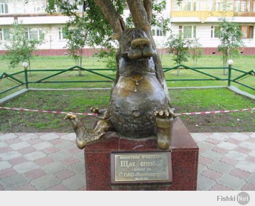Ну если "Русалка" и "Писающий мальчик" - величественные статуи, то вот: г. Томск.