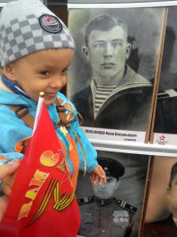 а это мой ДЕД! особого героизма небыло, но он воевал и это факт, служил в береговой охране в Войне с Японией,дожил до 82 лет!