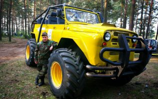 УАЗ Малыш! Двигатель от фуры Scania, кузов от УАЗа, база ГАЗ 66 и кожаные электро-сиденья с обогревом от BMW! Подробнее :