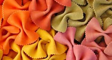 хлеб ведь из муки? ;) так вот, в маркетинге (ну как пишут и говорят) считается - сделай упаковку хлеба зеленого цвета и будь уверен прогоришь ... зеленый цвет к мучному - как-то, как минимум, отталкивает :) хотя покупал макароны (итальянские, твердые сорта, бабочки) так были макарошки зеленого цвета, они разноцветные так то все. Дочке понравились, прикольно сказала. :)