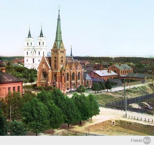 Правильнее фото назвать "Лютеранская церковь"
На переднем плане лютеранская церковь, а католический собор- белый на заднем плане, снималось всё это с православного Борисоглебского собора.

Ныне город называется Даугавпилс (Латвия)