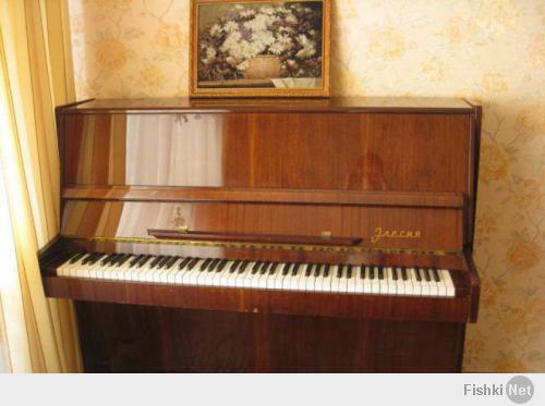 "...Пианино - это инструмент имеющий клавиши и молоточковую механику, конструкция которой позволяет извлекать звуки из струн натянутых вертикально."Не вертикально,а сверху вниз!