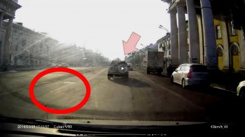 А теперь для всех слепых, которые считают гомика правым:
- на первом стоп-кадре видно, что ряд, из которого лез "зубовыбиватель" предназначен ТОЛЬКО ДЛЯ ПОВОРОТА НАЛЕВО
- второй стоп-кадр подтверждает первый факт
Вывод:
хитрожопый хотел влезть в ряд, в который лезть не имел права, после чего обиделся и еще и зубы выбил человеку.
Один вопрос, вам всем нравятся хитрожопые уроды, которые сворачивают вторым рядом, объехав всю очередь? Быдло, которое объезжает по обочине и потом тормозит поток, влезая в него?
Всегда ваш Кэп.