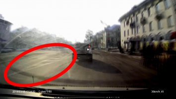 А теперь для всех слепых, которые считают гомика правым:
- на первом стоп-кадре видно, что ряд, из которого лез "зубовыбиватель" предназначен ТОЛЬКО ДЛЯ ПОВОРОТА НАЛЕВО
- второй стоп-кадр подтверждает первый факт
Вывод:
хитрожопый хотел влезть в ряд, в который лезть не имел права, после чего обиделся и еще и зубы выбил человеку.
Один вопрос, вам всем нравятся хитрожопые уроды, которые сворачивают вторым рядом, объехав всю очередь? Быдло, которое объезжает по обочине и потом тормозит поток, влезая в него?
Всегда ваш Кэп.