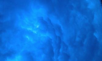 Облака над Москвой. Снял на мобилку.