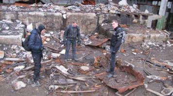 Рабочая??? Вы последние фото с объекта видели??? И почитайте РД 08-492-02 о порядке консервации и ликвидации скважин. Судя по фото, она законсервирована, а вот на какой срок и по какой причине... Это в РАН надо спрашивать, т.к. по их каналам финансирование строительства скважины велось
Да, буровая это комплекс оборудования, НО грузоподъёмным устройством является вышка, которой на момент демонтажа было более 30-ти лет. Финансирование прекратилось, потому, что в стране бардак был. Задача скважины была - достать в керне вещество мантии Земли, но в ходе проведённых исследований выяснилось, что это вещество лежит значительно ниже.
О снарядах. Служил срочную в артиллерии. Так вот на фото - чугунные болванки, в которых взрывчатки нет, и никогда не было. Почитайте про системы раздельного заряжания, т.е. когда снаряд, заряд и запал не в одном корпусе. По аналогии с обычным патроном - это пуля, без заряда и капсуля (гильзой служит сам ствол орудия).