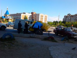 г. Сыктывкар. Как возили квас в жёлтых бочках, так и возят. Изменилось только одно: В пакетах, которыми бочка обвешана, пластиковые бутылки и одноразовые стаканы.