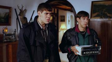 смех за кадром как у героя фильма "Жмурки"