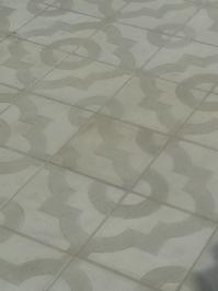 Свеженькая плитка в моем дворе. Косяк увидели после ухода мастера. Уже исправлен.