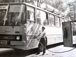 Икарусы на газе, в Душанбе, ездили 30 лет назад. Такие автобусы называли- торпеды. Были и длинные- гармошки. Но на этих, баллонов, не помню.
Все новое- хорошо забытое старое.:)