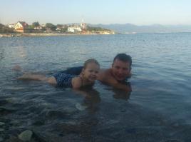 молодец что без розовых соплей написал )))
на фото я с дочей у нас на море. ей 2 г. и 8 мес.