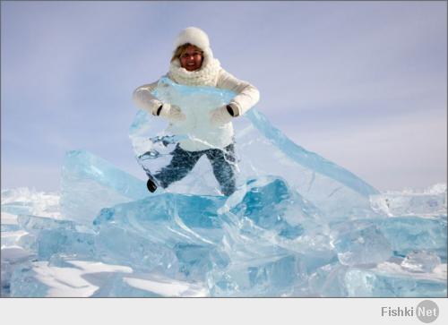 Я когда эту фоту увидел, следующая, подумал, будет где она уже лежит мордой в пол, рядом с этой поломаной льдиной. Такая себе фотка - За секунду до...