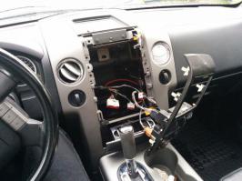 Долго пытался разобраться в чем тут проблема, но так и не понял. У меня на днях тоже магнитолу ставили и точно так же панель сняли полностью, и что тут такого? Надо было наверно тоже сфоткать