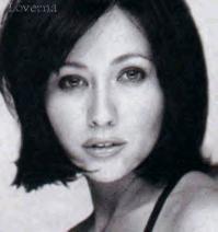 Никогда не понимал, как она с таким косорылым лицом в звезды еще смогла выбиться! Мне всегда на нее тяжело смотреть было.